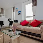 Brand New 2 Bedroom 2 Bath Flat At Brixton Station And O2 For Max 8 Guests